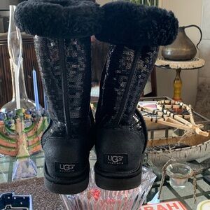 UGG Tall Black Sequin Boots 7 in EUC Shearling is still fluffy not compressed